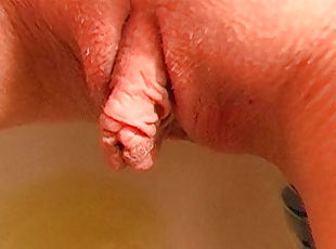 clitoris-bagian-atas-vagina-paling-sensitif, kencing, vagina-pussy, kurus, amatir, remaja, berambut-merah, sempurna, dicukur, payudara-kecil