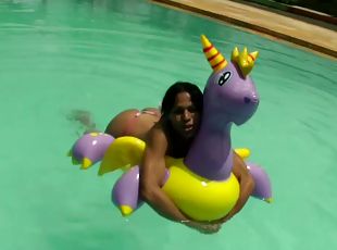 Latina bikini tranny floating in the pool and jerking off