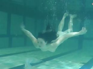 Sensual raven-haired looker unveils her curvy body under the water