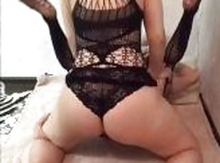 Big-ass MILF fucked her pussy in the ass of a trance