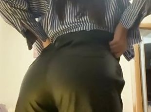 cutie puts leggings on her elastic ass