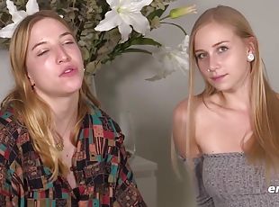 Zoe und Sirena fingern sich gegenseitig intensiv zum Hehepunkt - Big tits euro lesbians