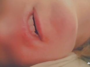 MILF fucks herself face / lips closeup