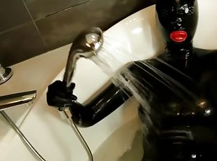 mandi, hitam, fetish-benda-yang-dapat-meningkatkan-gairah-sex, mandi-shower, latex, seorang-diri