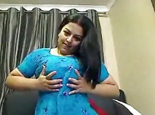 Sexy indian babe on webcam toys her pussy on livecam