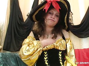A cosplaying babe dressed as a pirate fucks her trusty dildo