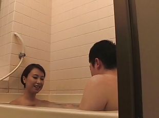 Lucky guy gets a perfect blowjob from a perfect babe in the bathtub