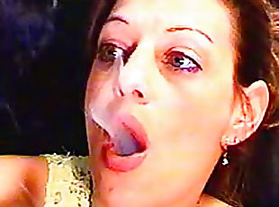 prirodzené, webkamera, fetišistické, sólo, fajčenie-smoking, oblečený-sex, bruneta, česanie