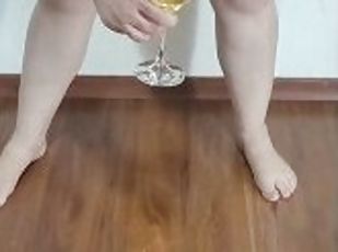 Brazilian BBW peeing on a wine glass