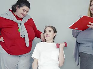 BBWs share ripe cunt at the gym for a serious lesbian threesome