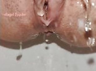 Find out how women piss. Macro Slow Motion Pee Hole view