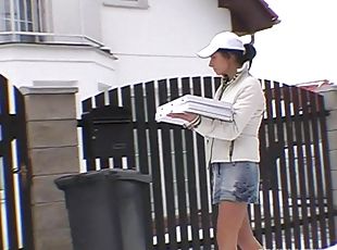 She delivers pizza to him and he feeds her some sausage