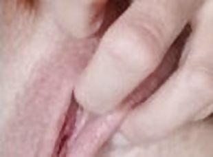 Rubbing my clit making myself cum with my fingers