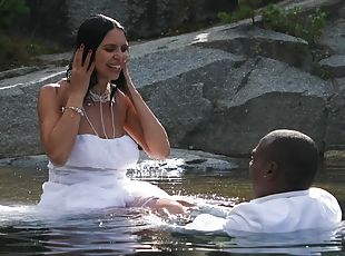 Bride gets busy with the BBC while in the water
