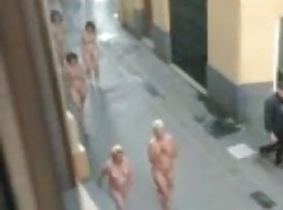 Hundreds-of-women-walking-nude